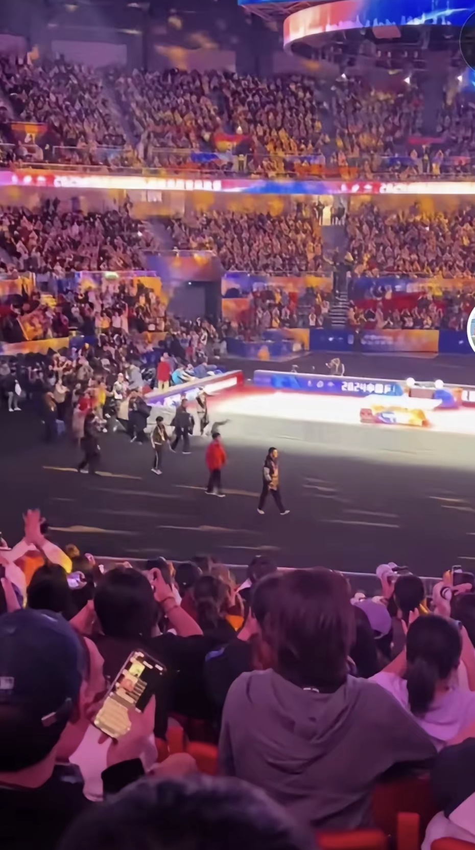 KOK体育-大洲杯赛场上一场精彩对决引发球迷狂热(世界杯赛场上的中国球迷)