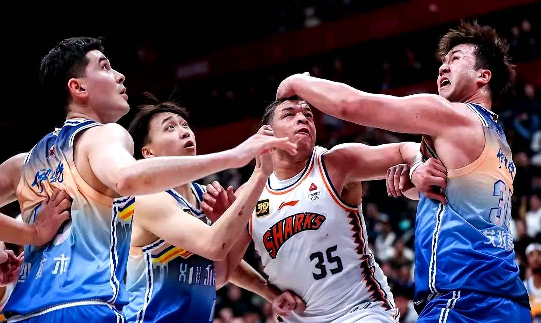 KOK体育-激烈对决掀起热潮,球员斗志昂扬的简单介绍